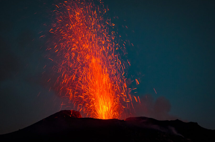 Stromboli borbotta tra le vele