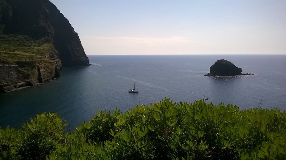 In barca a vela navigando verso le Eolie