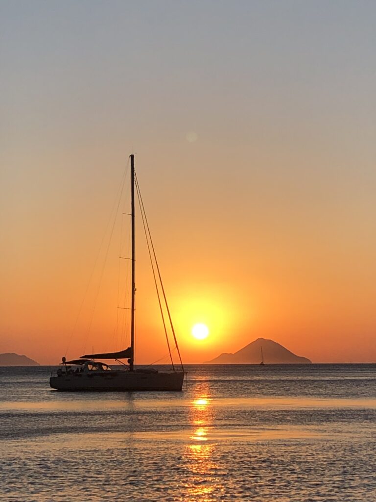 Charter in barca a vela alle Eolie con skipper